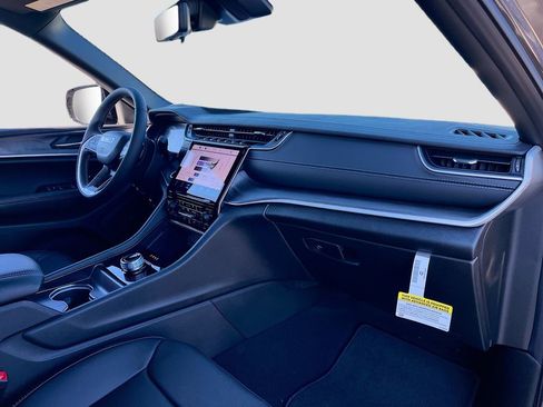 New 2025 Jeep Grand Cherokee Limited w/ Luxury Tech Group II image 30