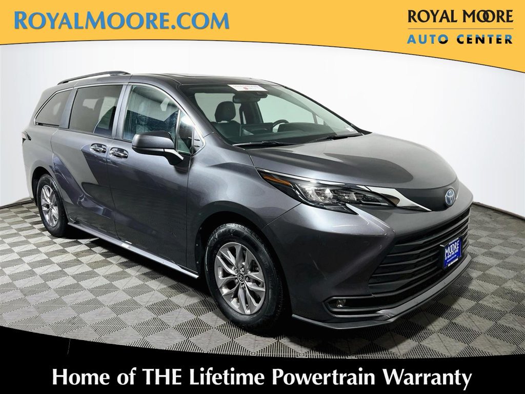 Certified 2025 Toyota Sienna XLE FWD image 1