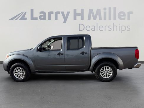 Used 2016 Nissan Frontier SV image 2