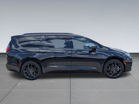 Used 2023 Chrysler Pacifica Limited w/ S Appearance Package AWD/4WD image 7