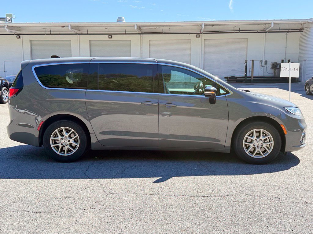 Used 2025 Chrysler Pacifica Select FWD image 8