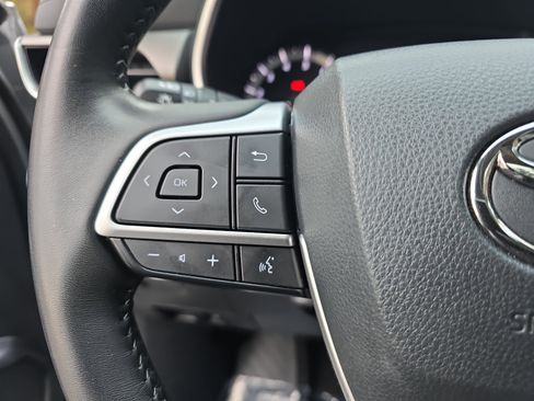 Used 2023 Toyota Highlander XLE image 16