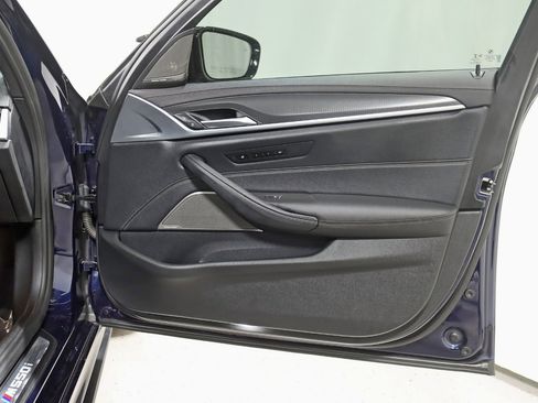 Used 2022 BMW M550i xDrive image 40