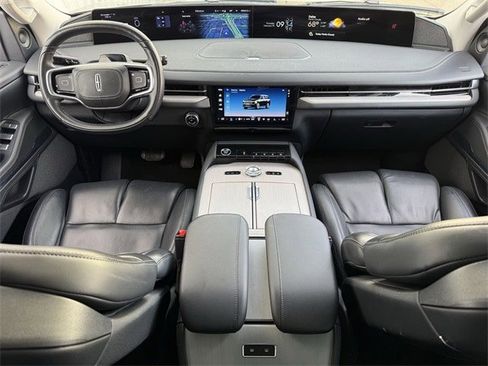 Used 2025 Lincoln Navigator Reserve image 10