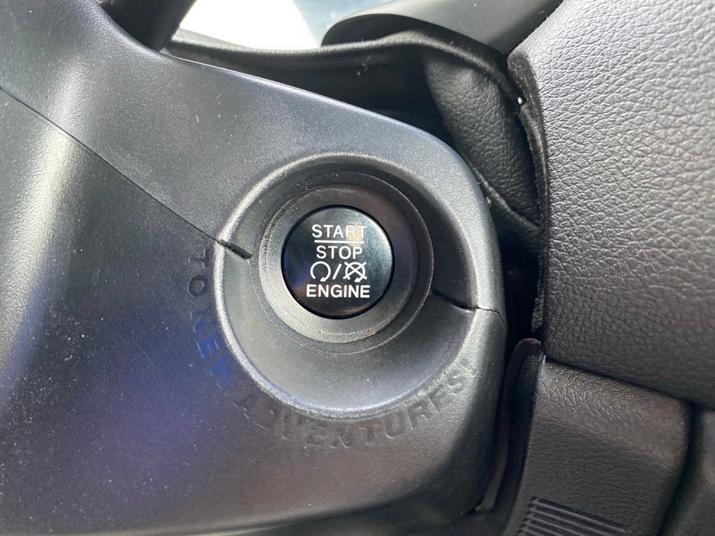 Used 2017 Jeep Renegade Latitude FWD image 10