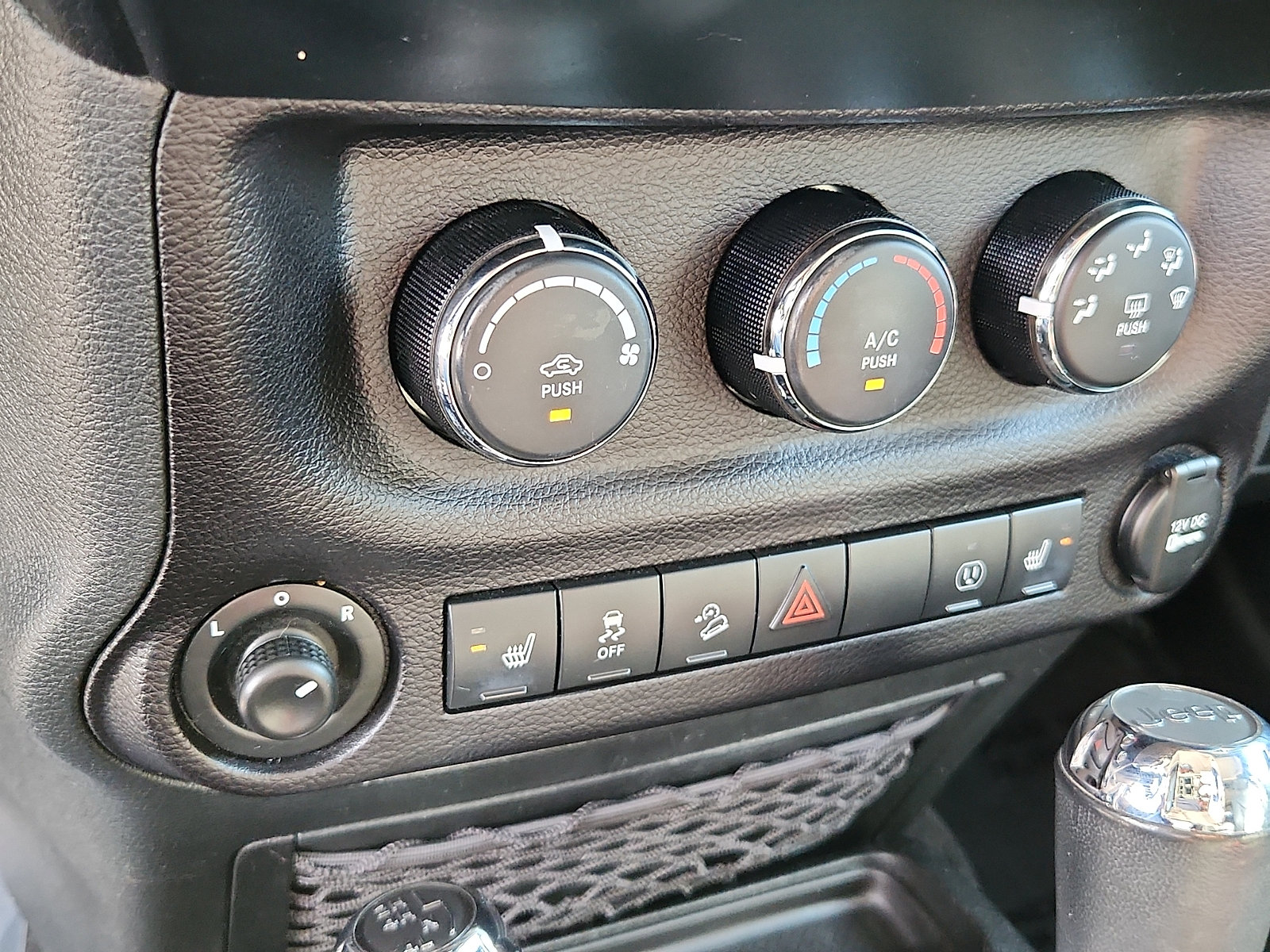 Used 2017 Jeep Wrangler Unlimited Sahara w/ Connectivity Group AWD/4WD image 15