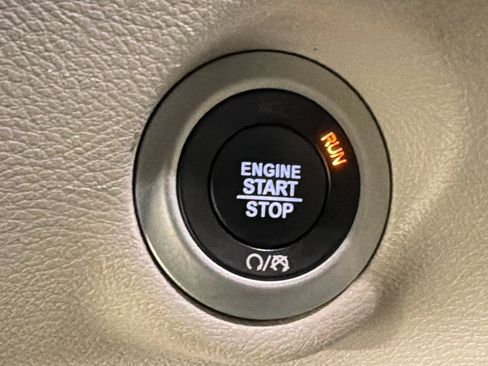 Used 2023 Chrysler Pacifica Touring-L FWD image 25