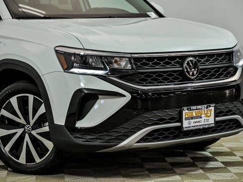 Used 2023 Volkswagen Taos SE w/ Panoramic Sunroof Package image 2