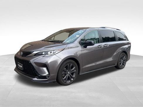 Used 2022 Toyota Sienna XSE w/ XSE Plus Package FWD image 5