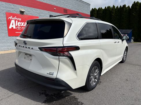 Used 2021 Toyota Sienna XLE w/ XLE Plus Package FWD image 3