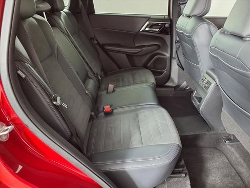 Used 2024 Mitsubishi Outlander SE image 11