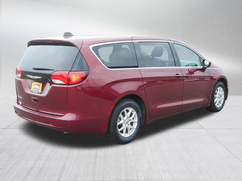 Certified 2023 Chrysler Voyager LX FWD image 7
