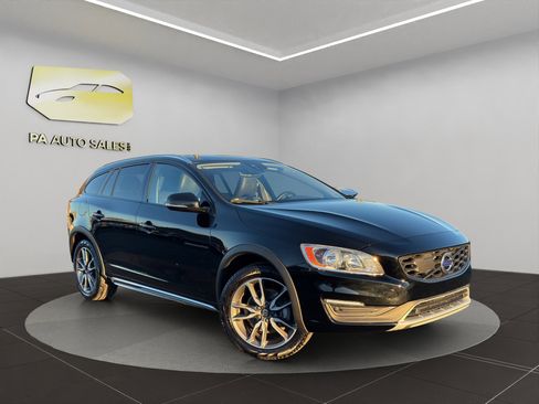 Used 2017 Volvo V60 T5 Cross Country w/ Convenience Package image 1