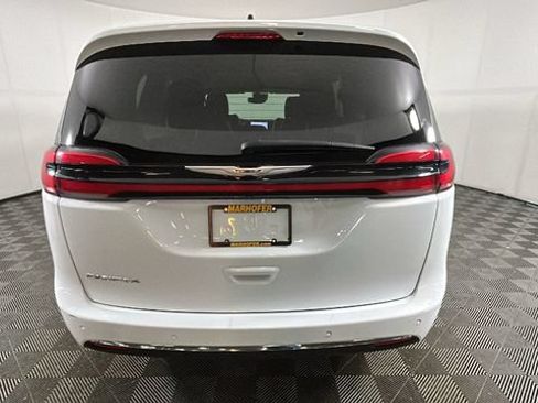 Used 2024 Chrysler Pacifica Touring-L FWD image 3