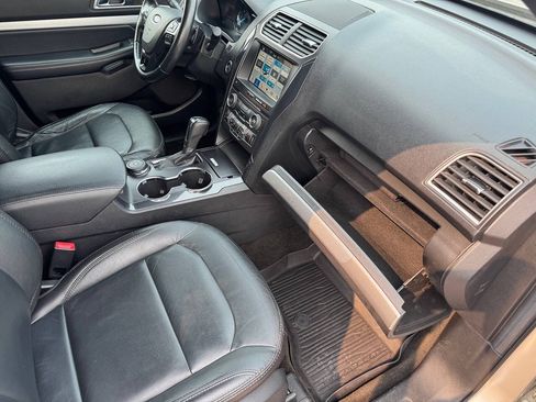 Used 2017 Ford Explorer XLT w/ Equipment Group 202A AWD/4WD image 37