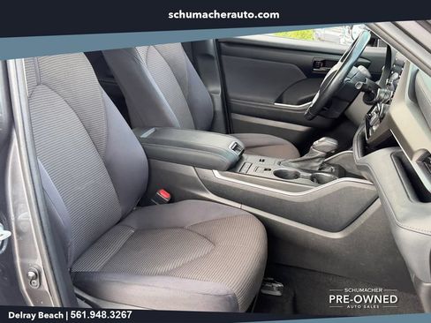 Used 2021 Toyota Highlander LE FWD image 17