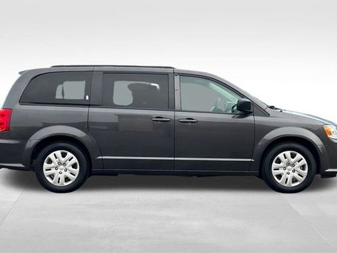 Used 2018 Dodge Grand Caravan SE w/ UConnect Hands-Free Group image 3