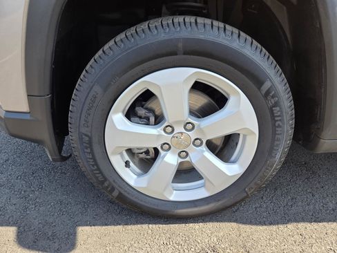 Used 2018 Jeep Compass Latitude w/ Popular Equipment Group AWD/4WD image 9
