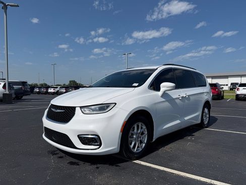 Used 2022 Chrysler Pacifica Touring-L FWD image 2