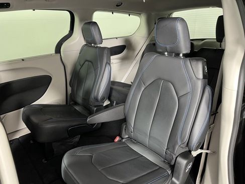 Used 2021 Chrysler Pacifica Touring-L image 34