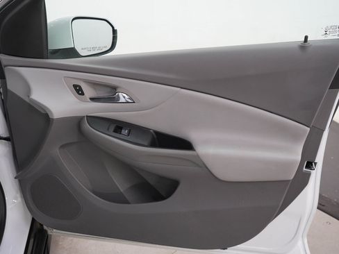 Used 2017 Chevrolet Volt LT w/ Comfort Package FWD image 9