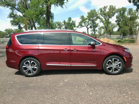 Used 2022 Chrysler Pacifica Pinnacle AWD/4WD image 7