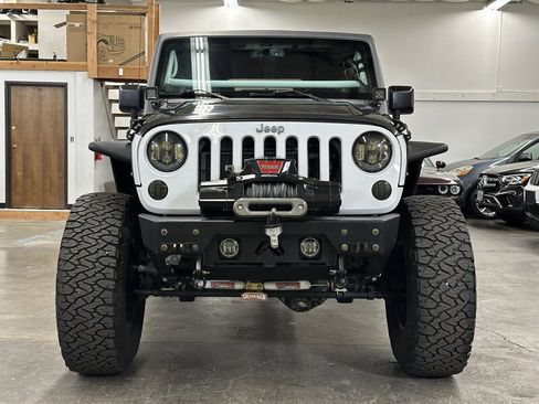 Used 2014 Jeep Wrangler Unlimited Rubicon w/ Max Tow Package AWD/4WD image 7