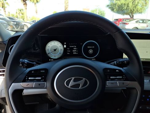 Certified 2025 Hyundai Elantra Limited FWD image 19