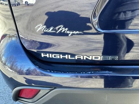 Used 2022 Toyota Highlander LE AWD/4WD image 18