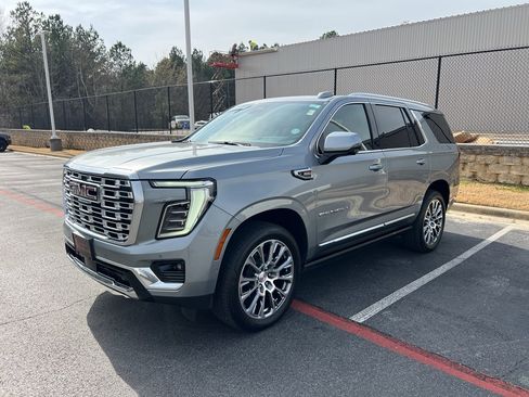 Used 2025 GMC Yukon Denali w/ Sun & Power Step Package image 3