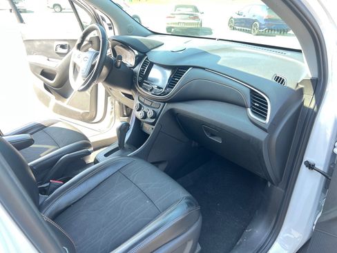 Used 2017 Chevrolet Trax LT w/ LT Convenience Package AWD/4WD image 12