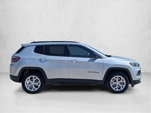 Used 2024 Jeep Compass Latitude AWD/4WD image 4