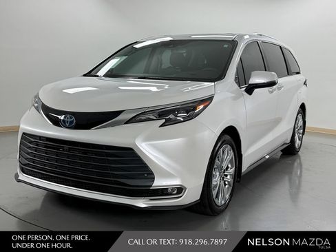 Used 2024 Toyota Sienna Platinum FWD image 1