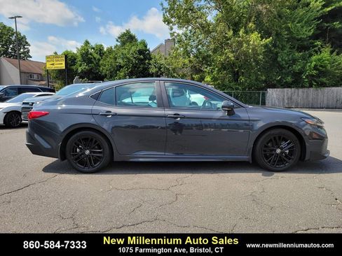 Used 2025 Toyota Camry SE image 6