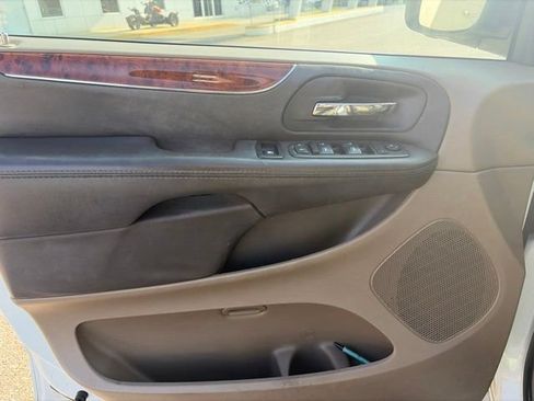 Used 2015 Chrysler Town & Country Touring FWD image 31