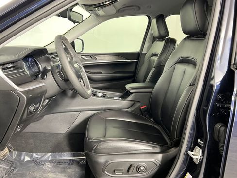 Used 2024 Jeep Grand Cherokee Limited w/ Black Appearance Package image 16