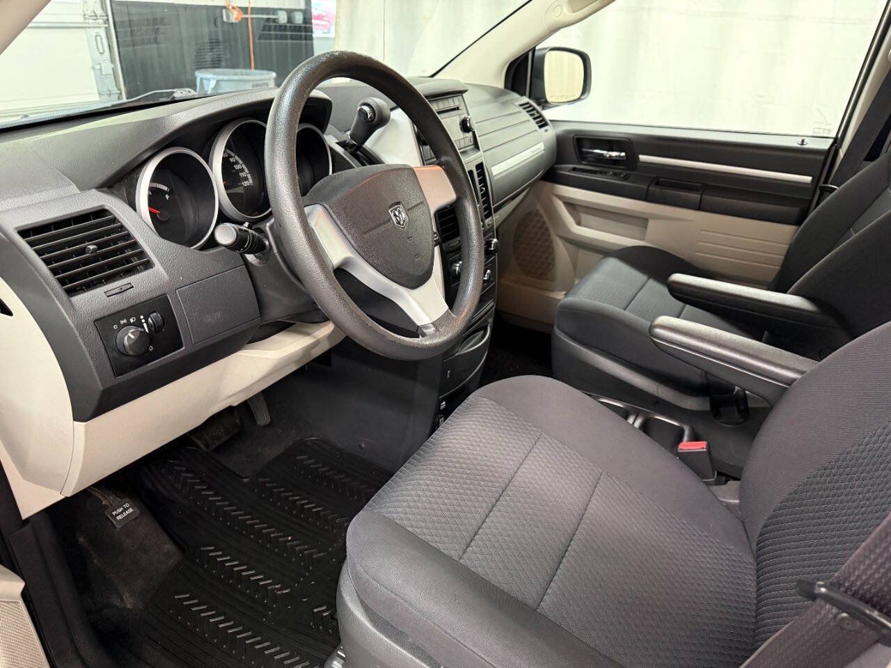 Used 2010 Dodge Grand Caravan SE FWD image 8