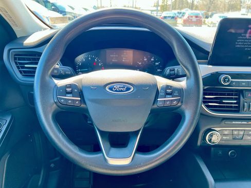 Used 2021 Ford Escape SE w/ SE Sport Appearance Package image 16
