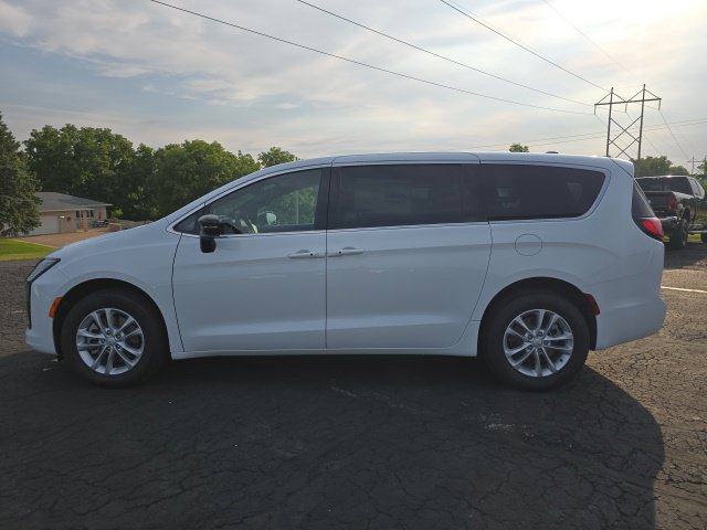 New 2027 Chrysler Pacifica Select AWD/4WD image 4