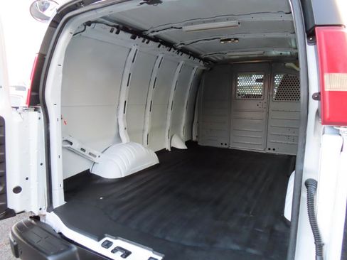 Used 2015 Chevrolet Express 2500 image 19