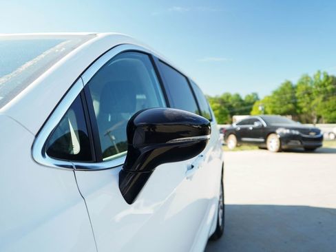 Used 2024 Chrysler Pacifica Touring-L image 21