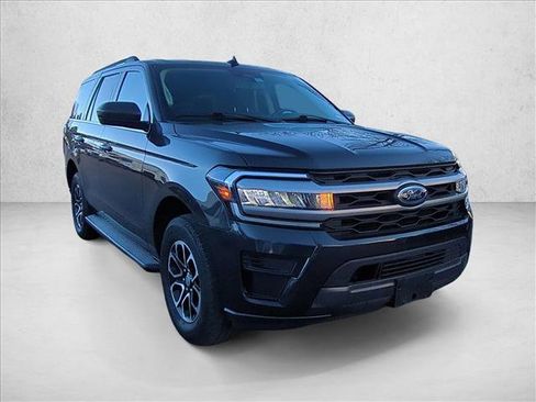 Used 2022 Ford Expedition XLT image 3