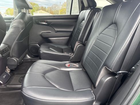 Used 2023 Toyota Highlander XLE AWD/4WD image 9