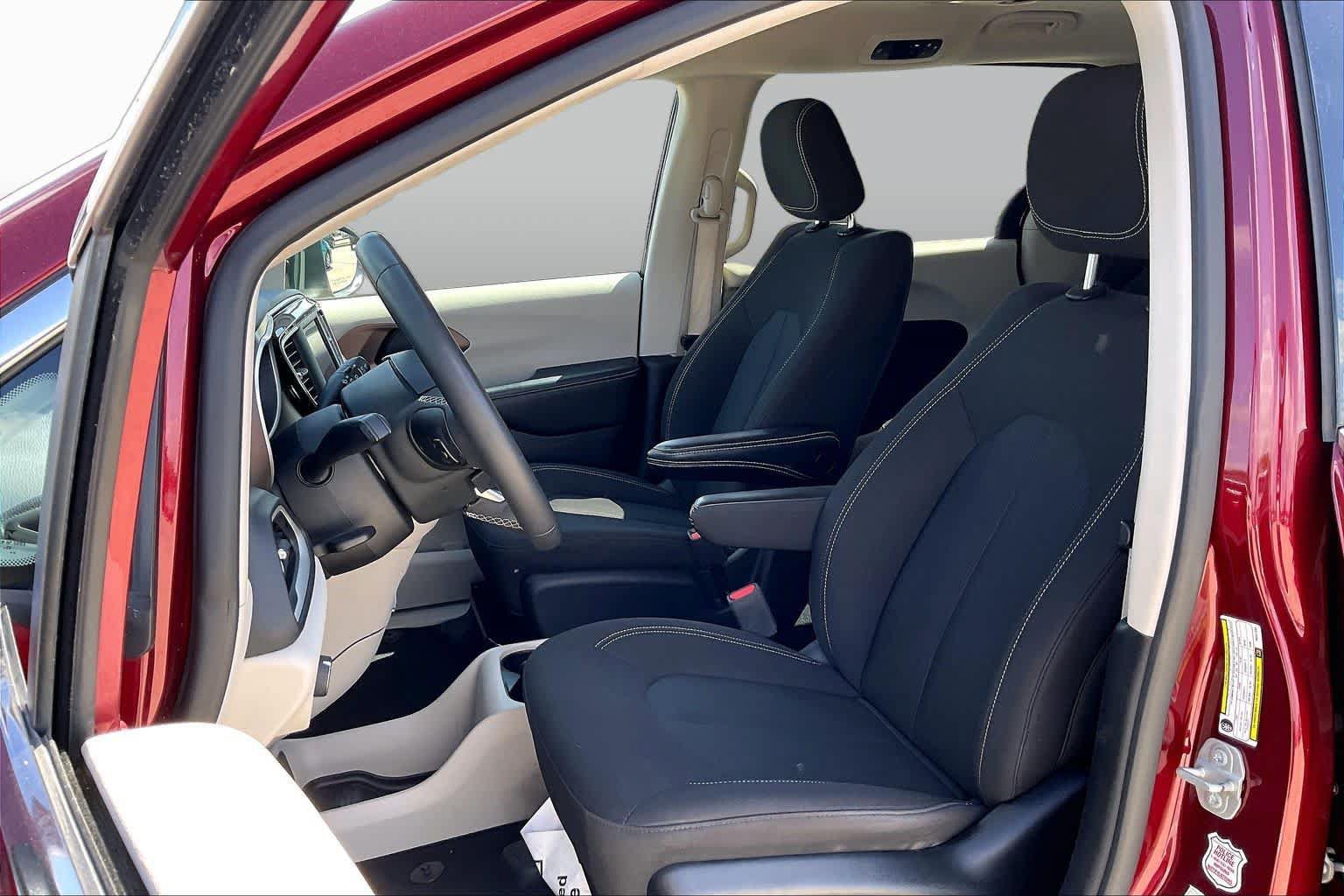 Used 2023 Chrysler Voyager LX FWD image 8
