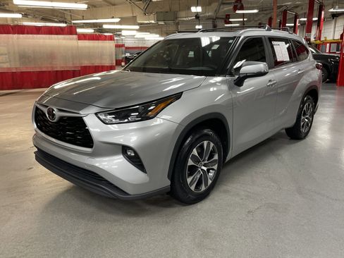 Used 2023 Toyota Highlander XLE FWD image 5