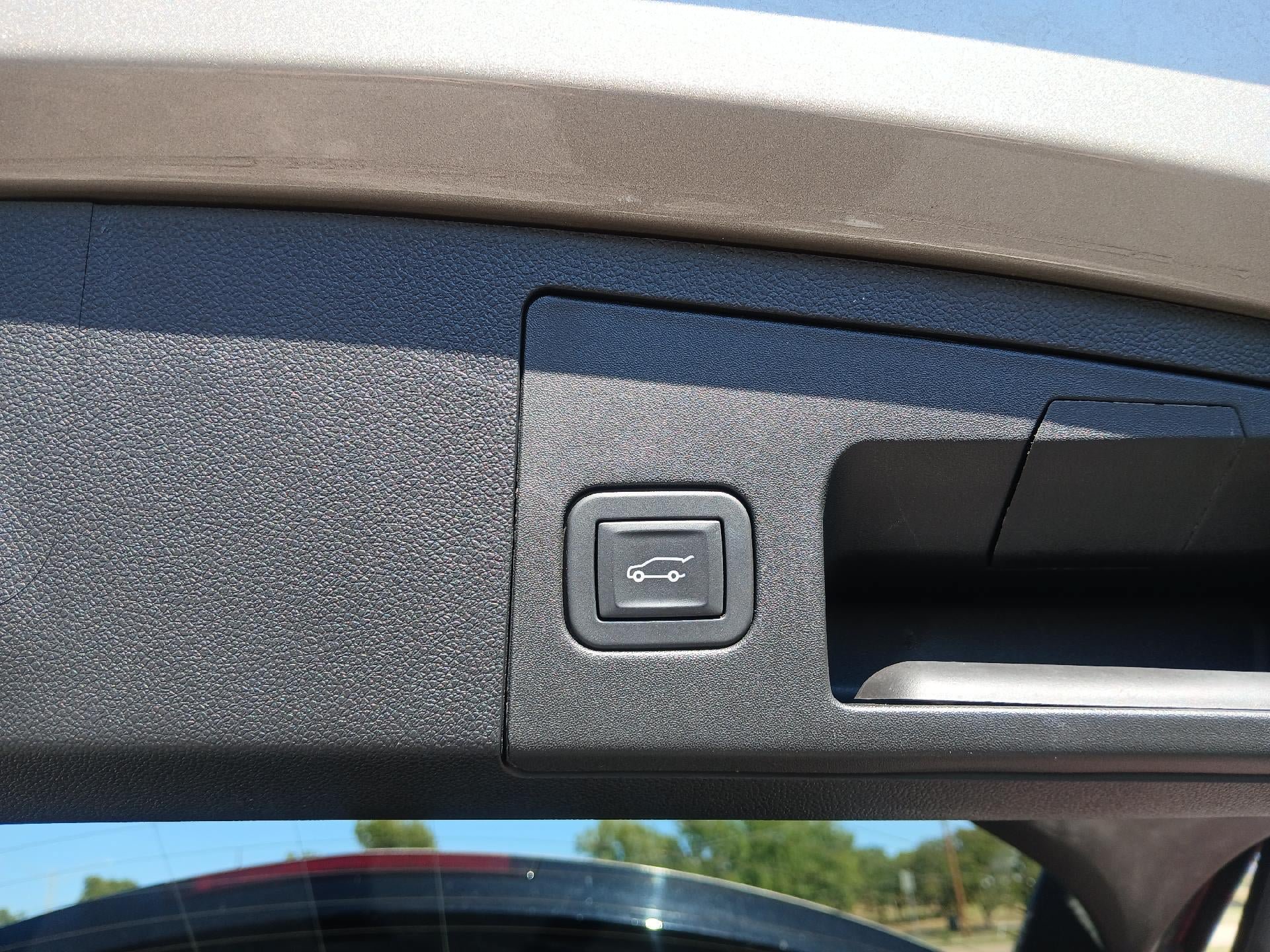 Used 2025 Cadillac XT4 Premium Luxury FWD image 18