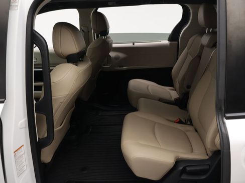 Used 2022 Toyota Sienna XLE FWD image 19
