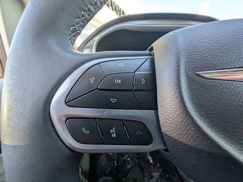 Used 2024 Chrysler Pacifica Touring-L FWD image 25