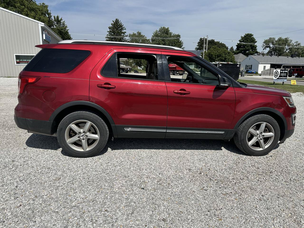 Used 2017 Ford Explorer XLT w/ Equipment Group 202A AWD/4WD image 8