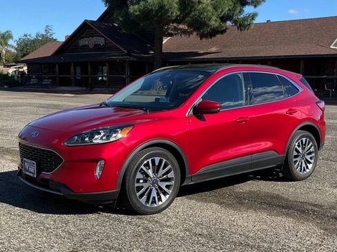 Used 2020 Ford Escape Titanium image 2